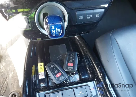 2020 Toyota Prius Prime Limited z USA, uszkodzony, nr VIN JTDKARFP2L3135465